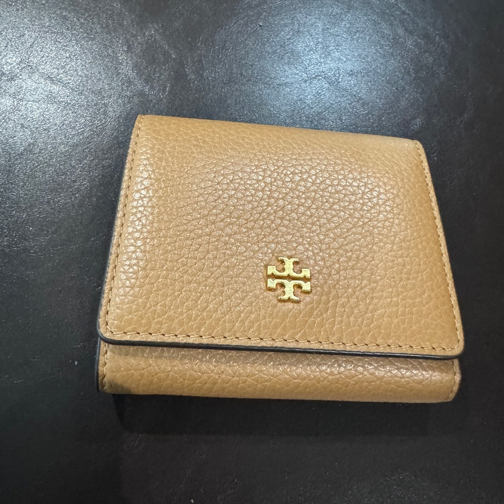 Tory Burch Grace Pebbled Leather Trifold Wallet in Biscotti